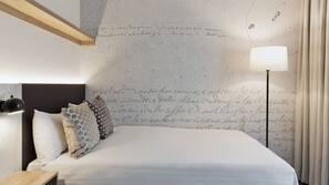 Hypo-allergenic bedding, desk, blackout curtains, free cots/infant beds