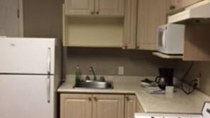 Full-size fridge, microwave, oven, stovetop