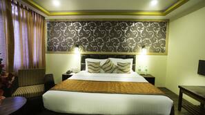Premium bedding, in-room safe, desk, iron/ironing board