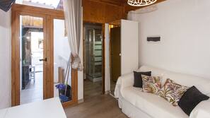 2 bedrooms, iron/ironing board, free WiFi