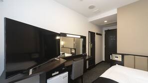 Down duvet, in-room safe, desk, free WiFi
