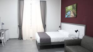 Ropa de cama de alta calidad, minibar, caja fuerte y escritorio