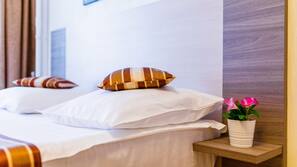 Hochwertige Bettwaren, Schreibtisch, Bügeleisen/Bügelbrett