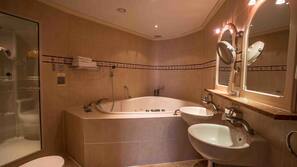 Separate bathtub and shower, jetted bathtub, free toiletries, hair dryer