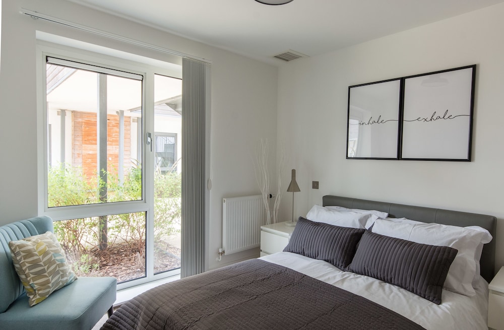 Chic Apartments Parkway Newbury 2019 Hotel Prices Expedia Co Uk Exterior Featured Image Guestroom