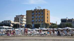 Spiaggia privata, sabbia bianca, lettini da mare, ombrelloni