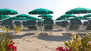Een privéstrand, parasols