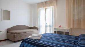 Een minibar, een kluis op de kamer, een bureau, verduisterende gordijnen