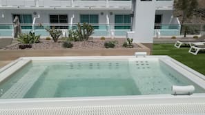 Piscine extérieure, parasols de plage, chaises longues