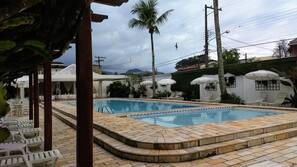 Piscina externa, guarda-sóis, espreguiçadeiras