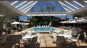 Piscina externa, guarda-sóis, espreguiçadeiras