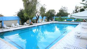Piscine extérieure, parasols de plage, chaises longues