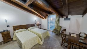 Con stile personalizzato, con arredamento individuale, una scrivania