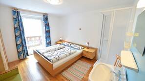 5 bedrooms, free WiFi, linens