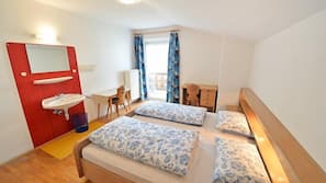 5 bedrooms, free WiFi, linens