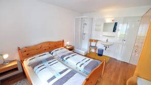 5 bedrooms, free WiFi, linens