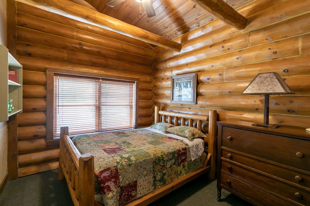 Gorgeous 7 bedroom log lodge 2 fireplaces sauna hot tub sleeps 24 great views in Wautoma, United States