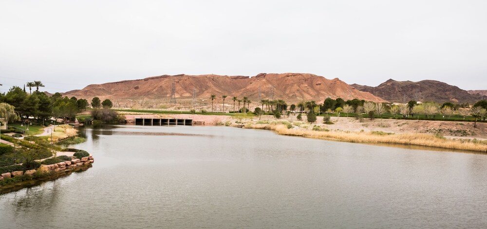 HIGH FLOOR SUITE WITH PERFECT LAKE VIEW! 