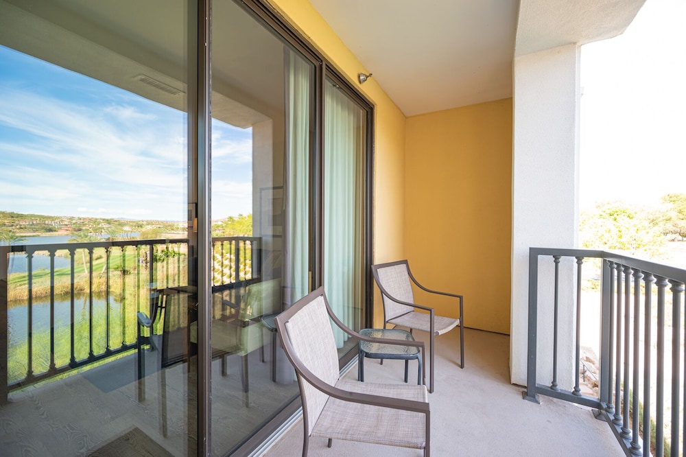 HIGH FLOOR SUITE WITH PERFECT LAKE VIEW! 