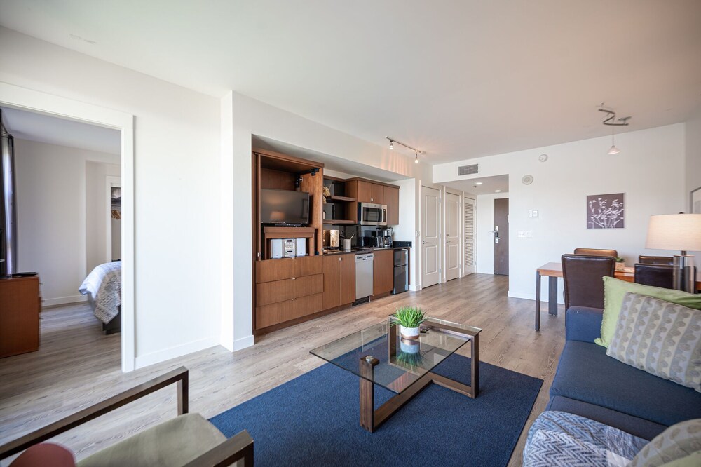 HIGH FLOOR SUITE WITH PERFECT LAKE VIEW! 