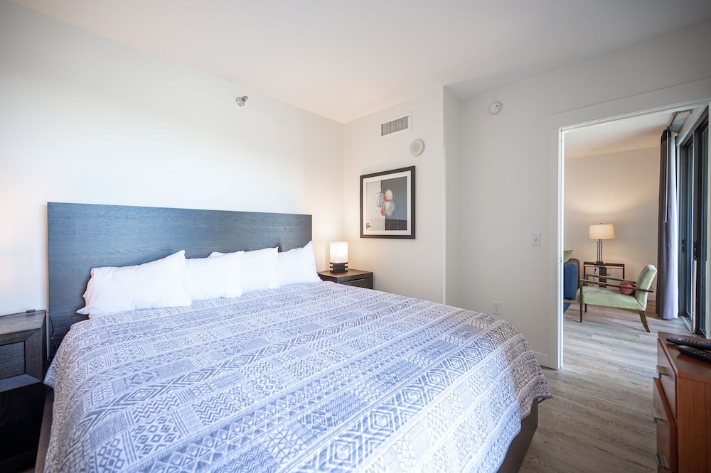 HIGH FLOOR SUITE WITH PERFECT LAKE VIEW! 