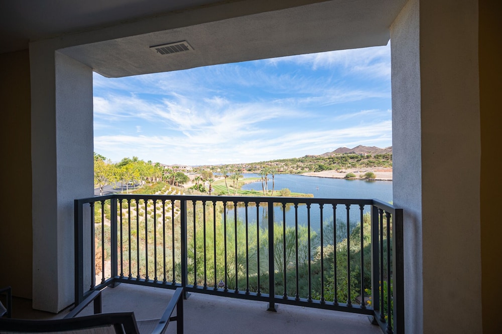 HIGH FLOOR SUITE WITH PERFECT LAKE VIEW! 