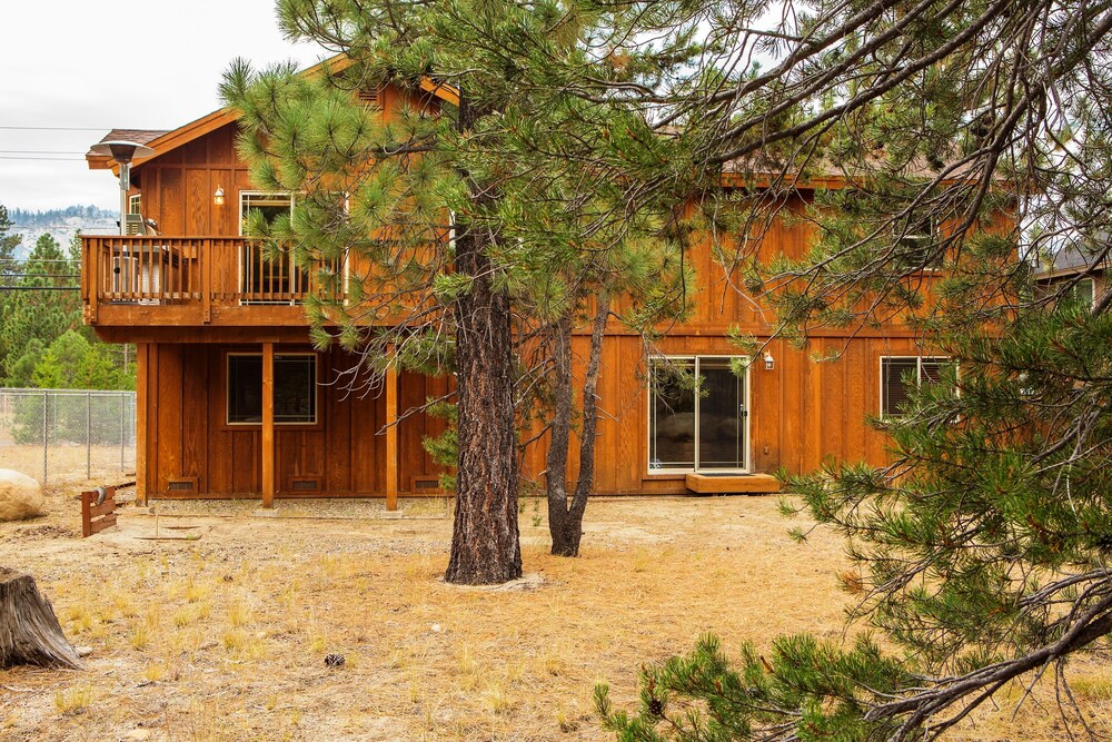 5-Star Luxury Tahoe Cabin! Great Location! Pool Table! Darts! Ping Pong!