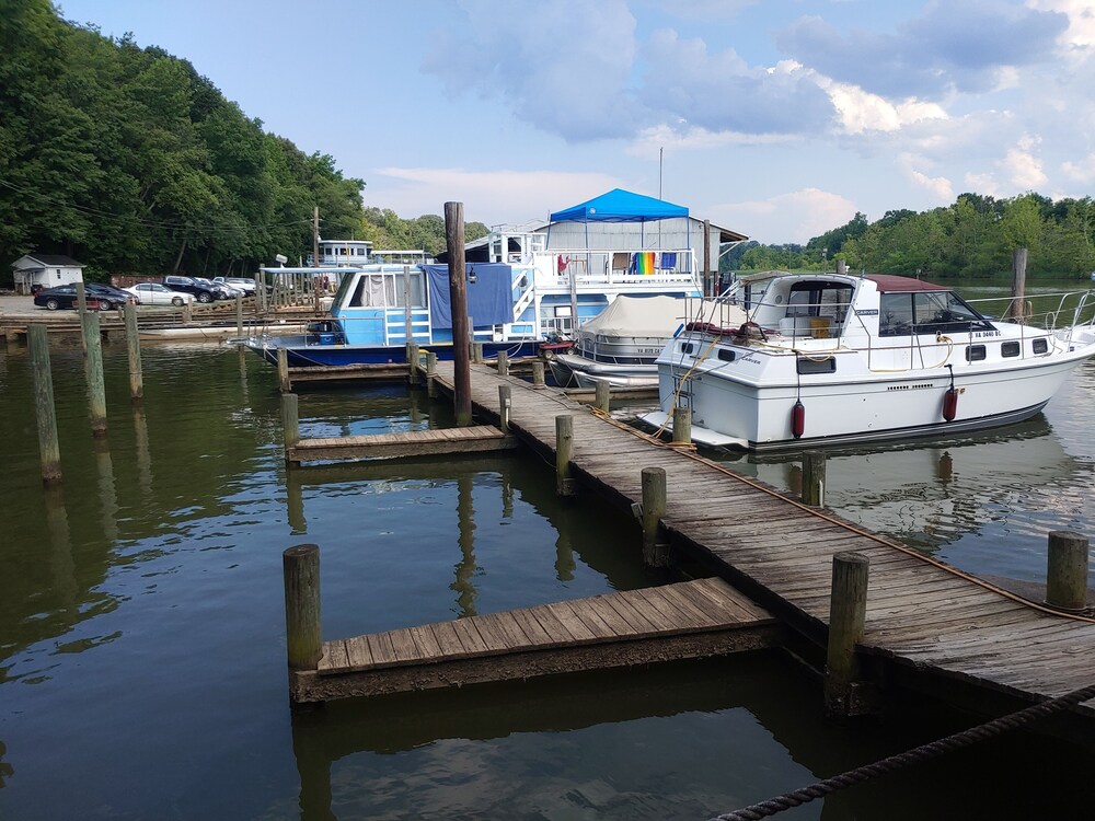A Warm and Cozy 50' Houseboat in gated, quaint and peaceful marina near