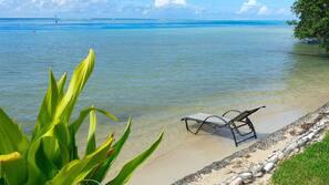 Plage, chaises longues, serviettes de plage