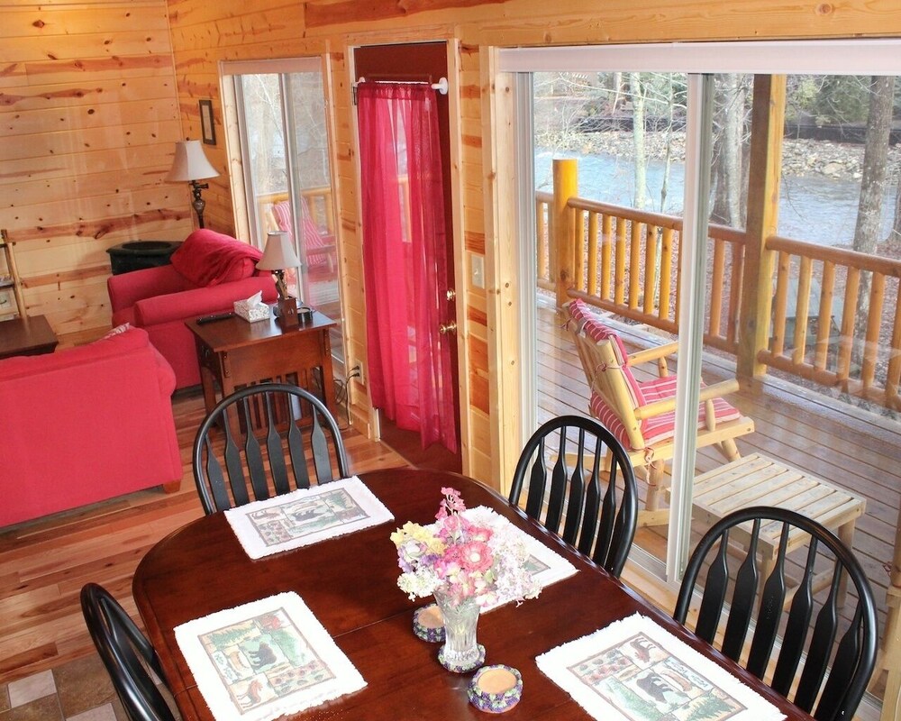 In-room dining, Helen Riverside Cabin-Chattahoochee River-Walk to Town