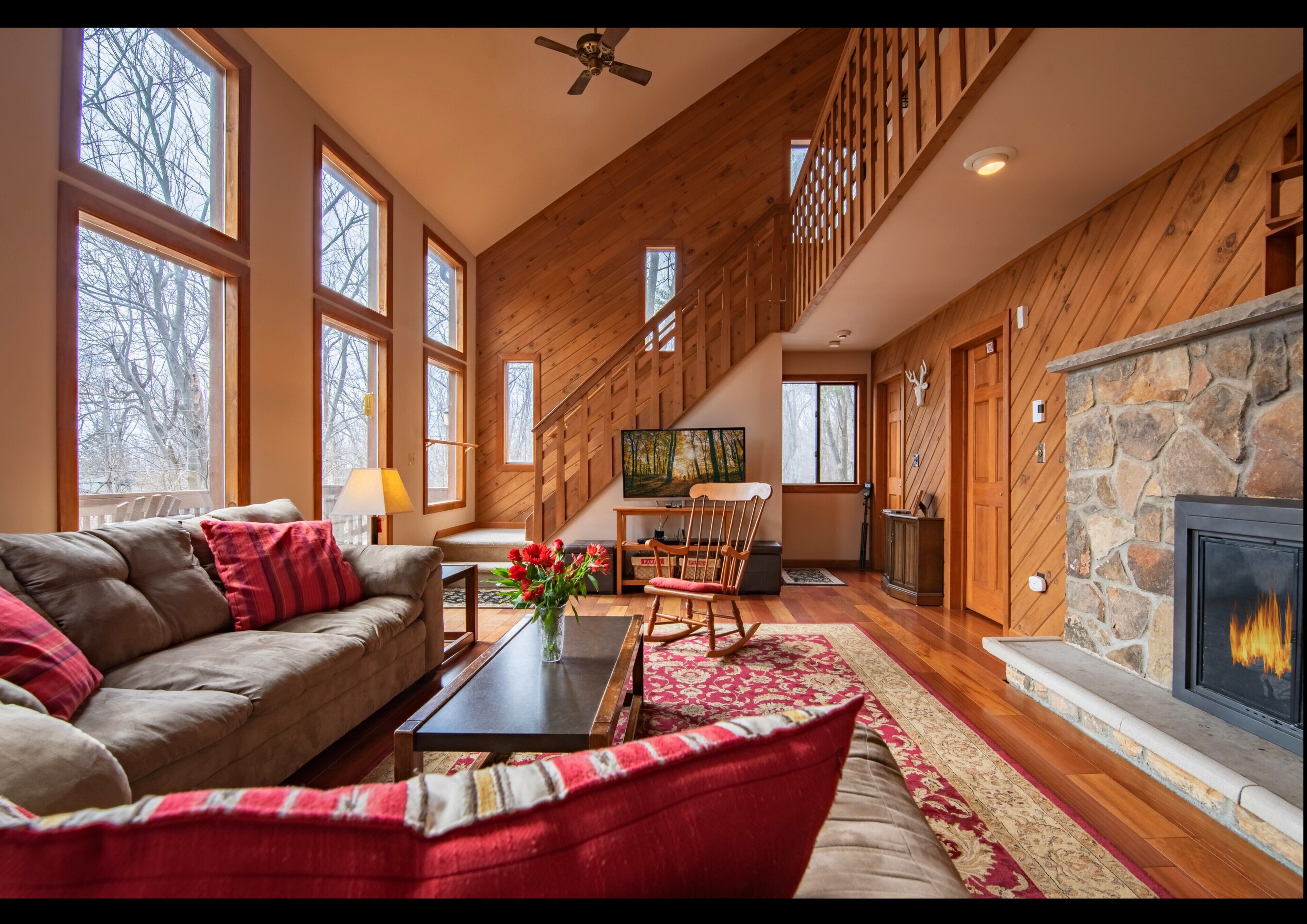 Charming French Chalet: Hot Tub+firepit+wrap Around Deck+towels & Linens Incl in Lake Harmony, United States