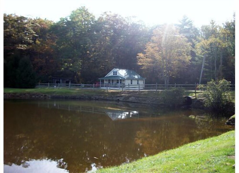 Mammaw S Lakefront Cabin Bordering The Blue Ridge Parkway In Boone