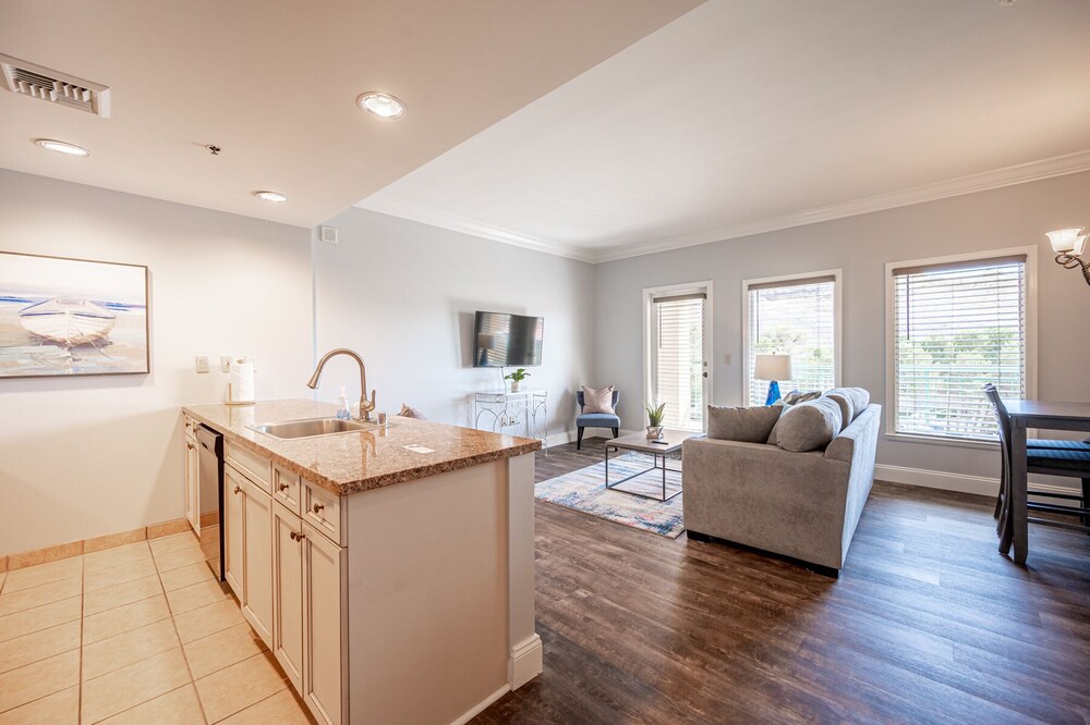 VIERA SUITE WITH VIEWS AND LAKE ACCESS!!!