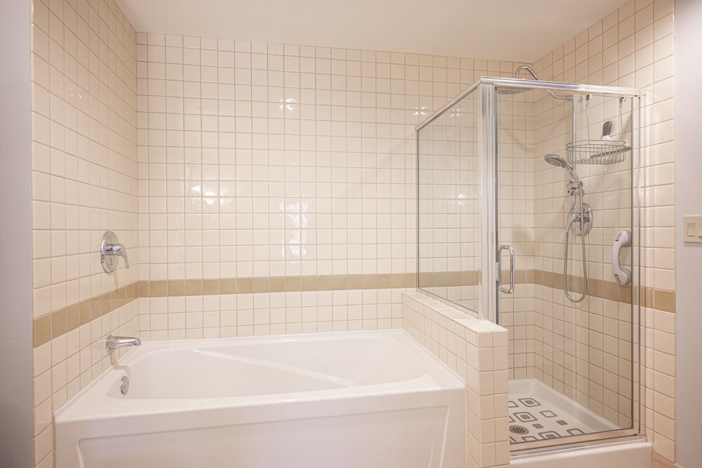 VIERA SUITE WITH VIEWS AND LAKE ACCESS!!!