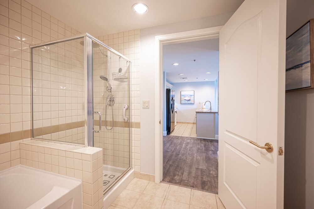 VIERA SUITE WITH VIEWS AND LAKE ACCESS!!!