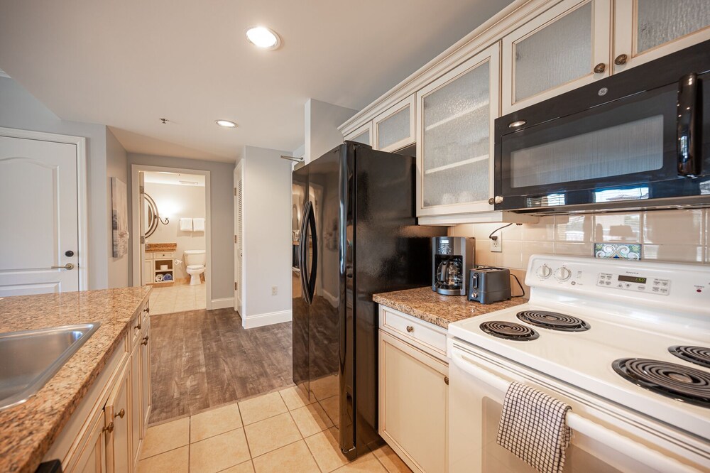 VIERA SUITE WITH VIEWS AND LAKE ACCESS!!!