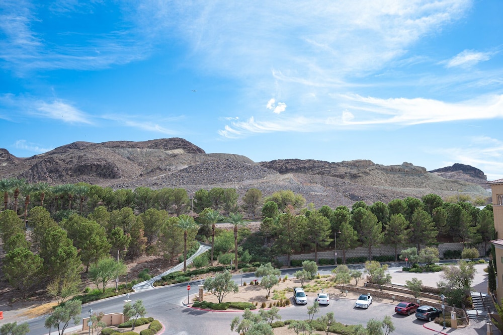 VIERA SUITE WITH VIEWS AND LAKE ACCESS!!!