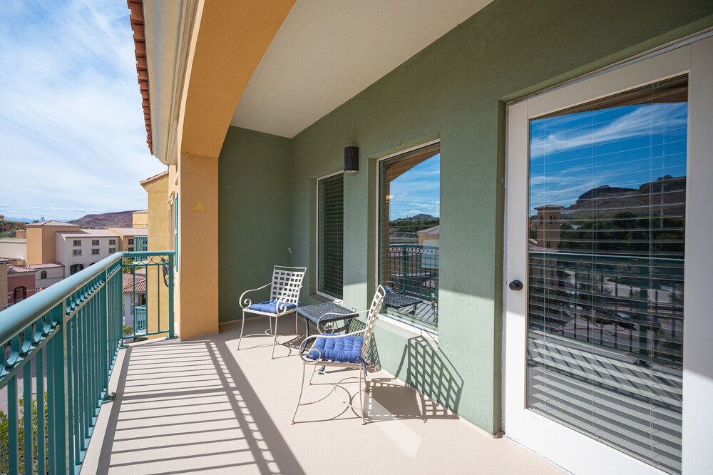 VIERA SUITE WITH VIEWS AND LAKE ACCESS!!!