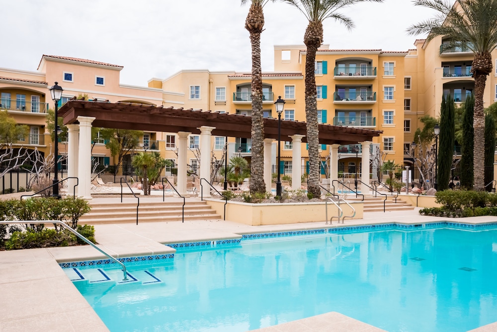 VIERA SUITE WITH VIEWS AND LAKE ACCESS!!!