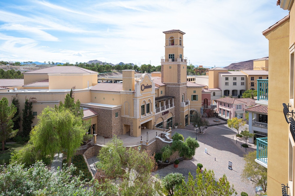 VIERA SUITE WITH VIEWS AND LAKE ACCESS!!!