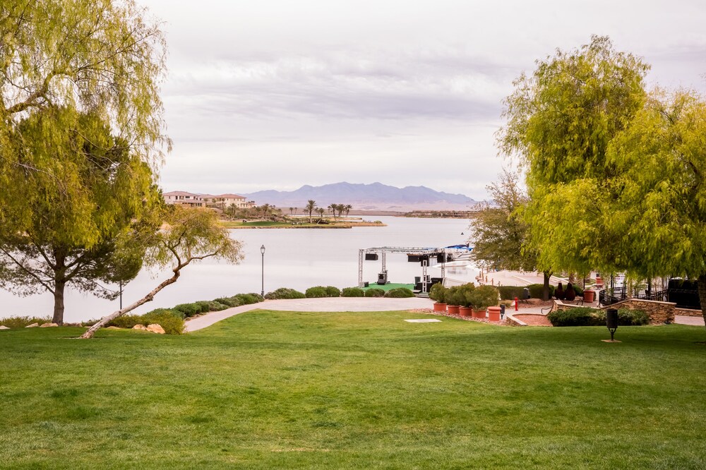 VIERA SUITE WITH VIEWS AND LAKE ACCESS!!!