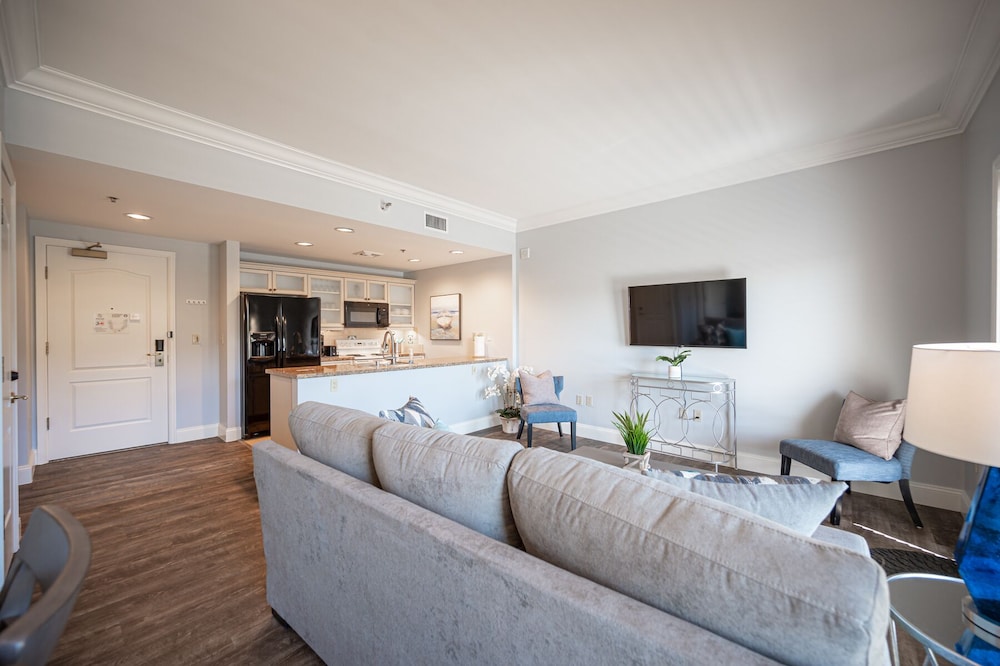 VIERA SUITE WITH VIEWS AND LAKE ACCESS!!!