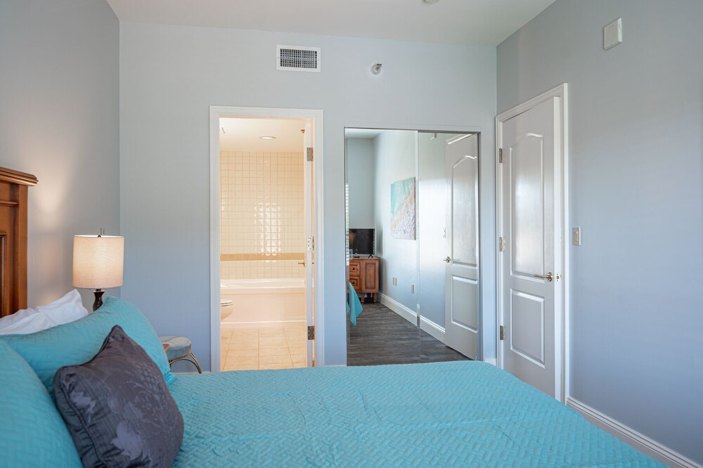 VIERA SUITE WITH VIEWS AND LAKE ACCESS!!!