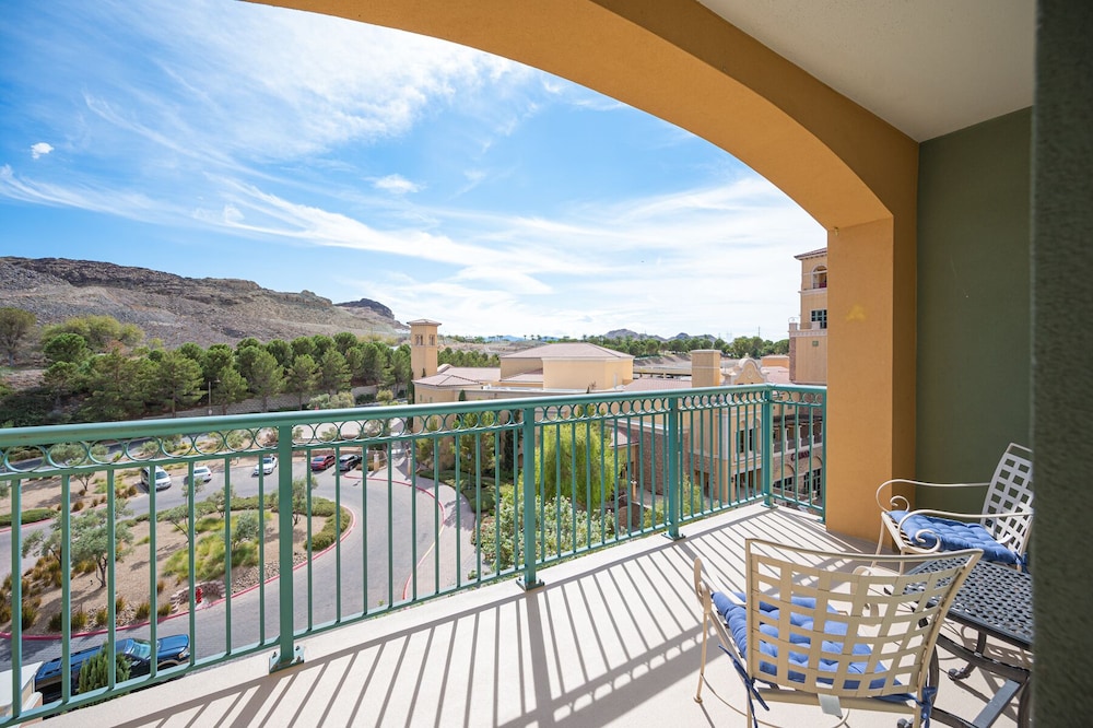 VIERA SUITE WITH VIEWS AND LAKE ACCESS!!!