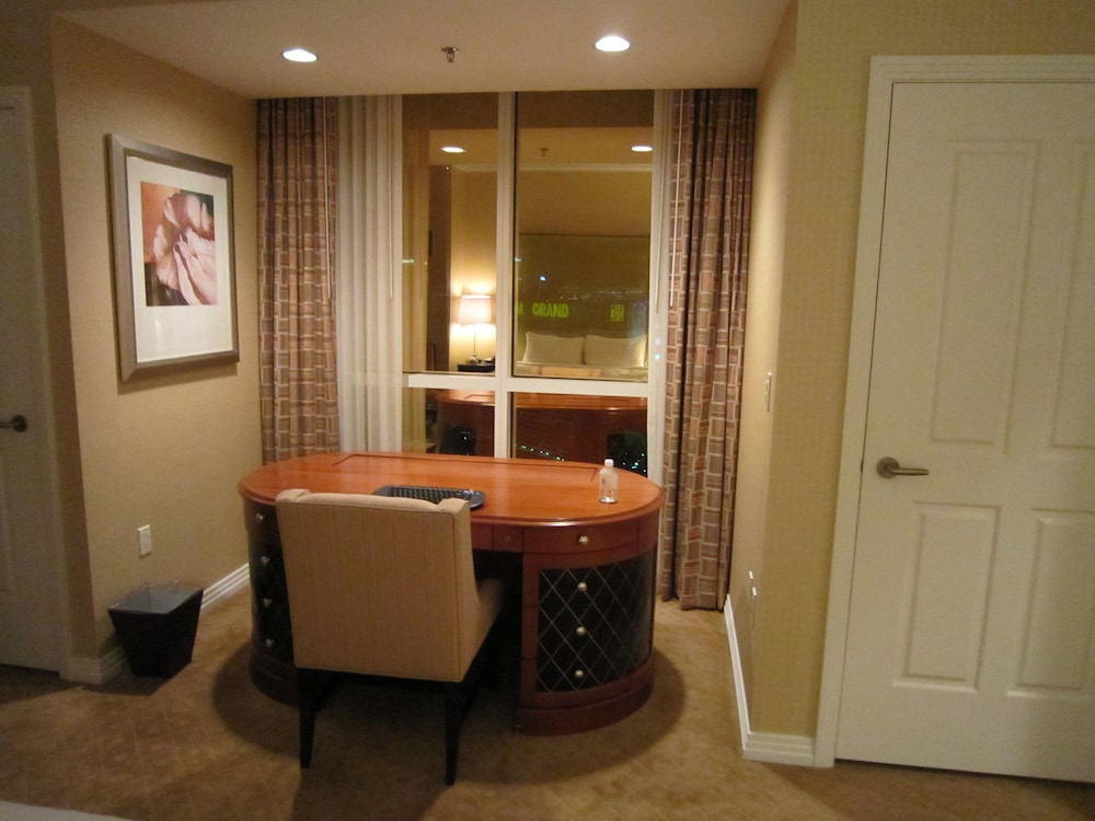 MGM Signature 3BR 4BA Right on Las Vegas Strip w/ View, Balcony, Pool
