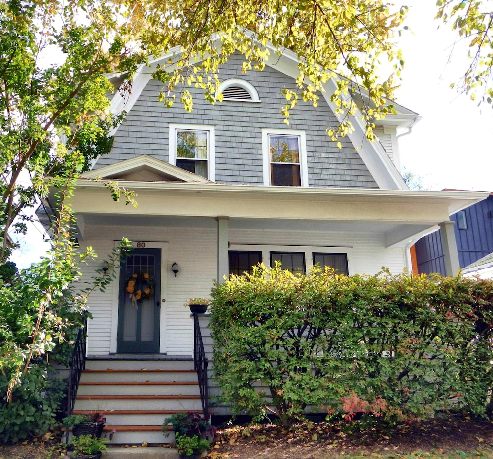 Excellent location, Private Outdoor Hot Tub, Downtown Burlington home