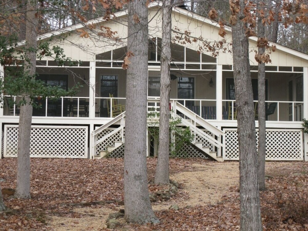 Perfect 4 Bedroom Lake Cottage on Lake Gaston, NC in Macon Best Rates