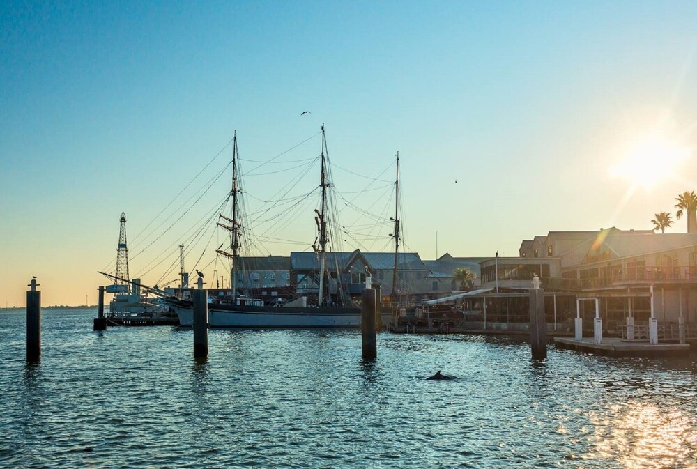 π΄ Waterfront home 5 min to beach. Free bikes & kayaks! Great fishing!