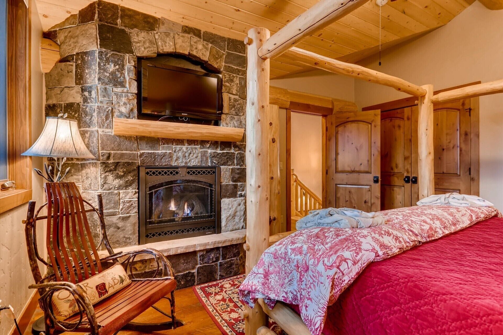 Bear Creek Cabin: Secluded Log Home, Private Hot Tub, Pool Table, Views in Breckenridge, United States