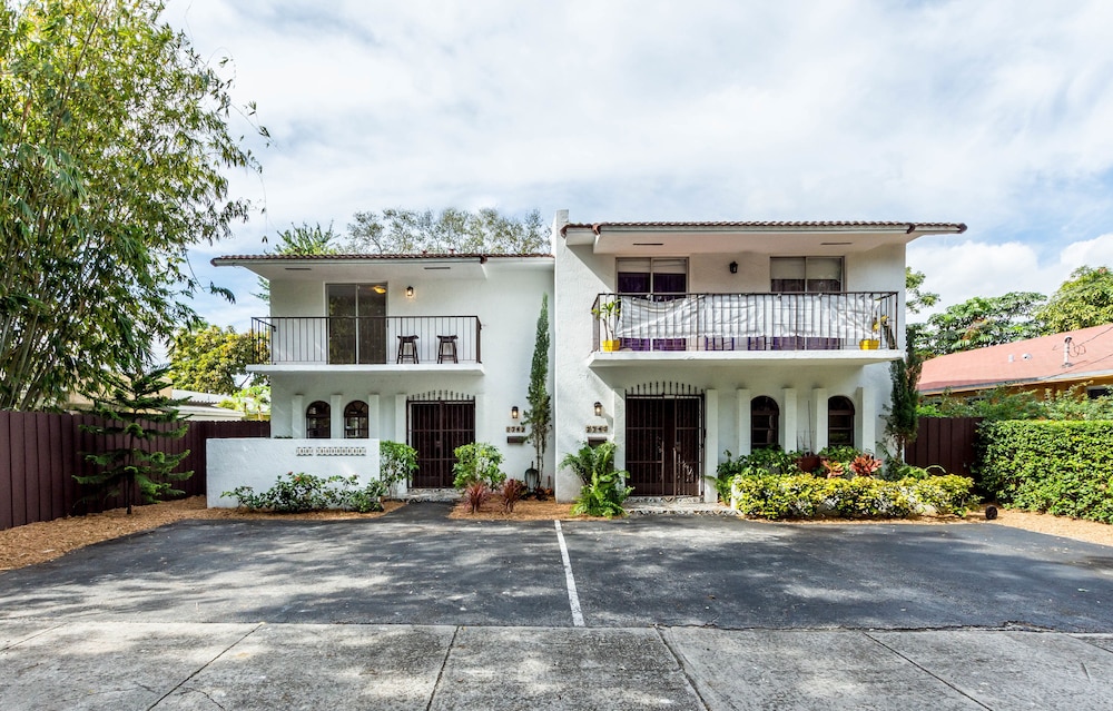 NEW Spanish-style house with backyard, walking distance to Metrorail station